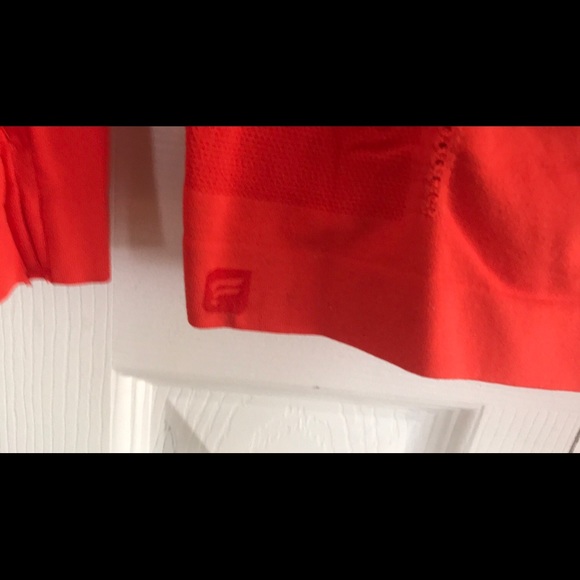 Fabletics workout shirt - Picture 3 of 4